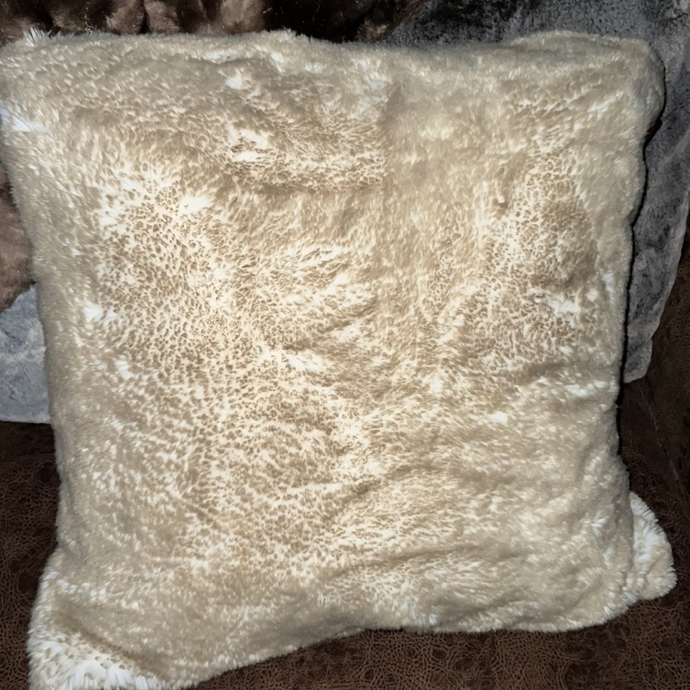 Ugg Australia Dream Fawn faux fur throw Pillow 24”x24”